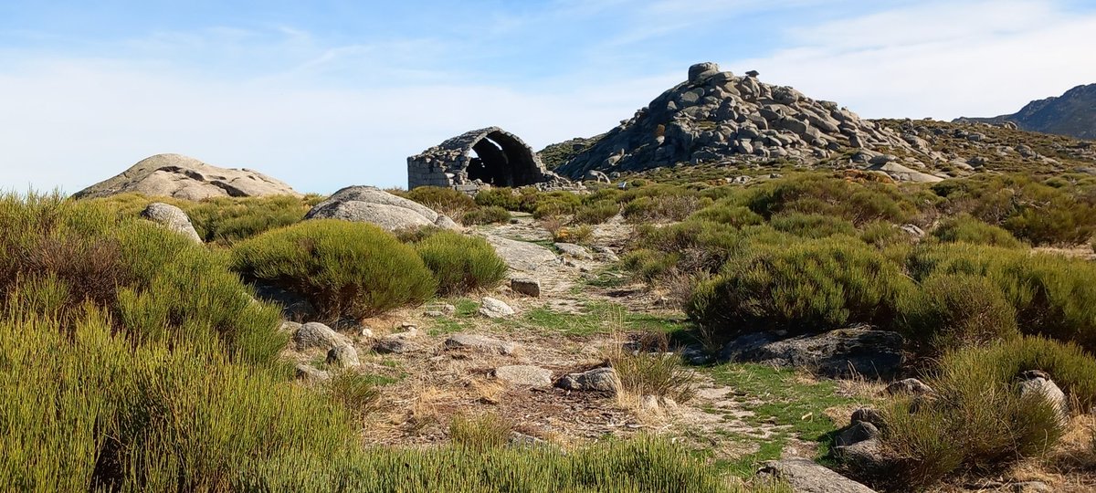 Volvemos de Navarrevisca felices hasta la médula. 
Nos alimentaron el alma vuestras risas en la función;  los estómagos nos los sació deliciosamente   Halyna ;  la sed, la Casona. Hoy, visitamos el Cerro de la Mesa con el maravilloso anfitrión que es Fernando.  ¡GRACIAS A TODOS!