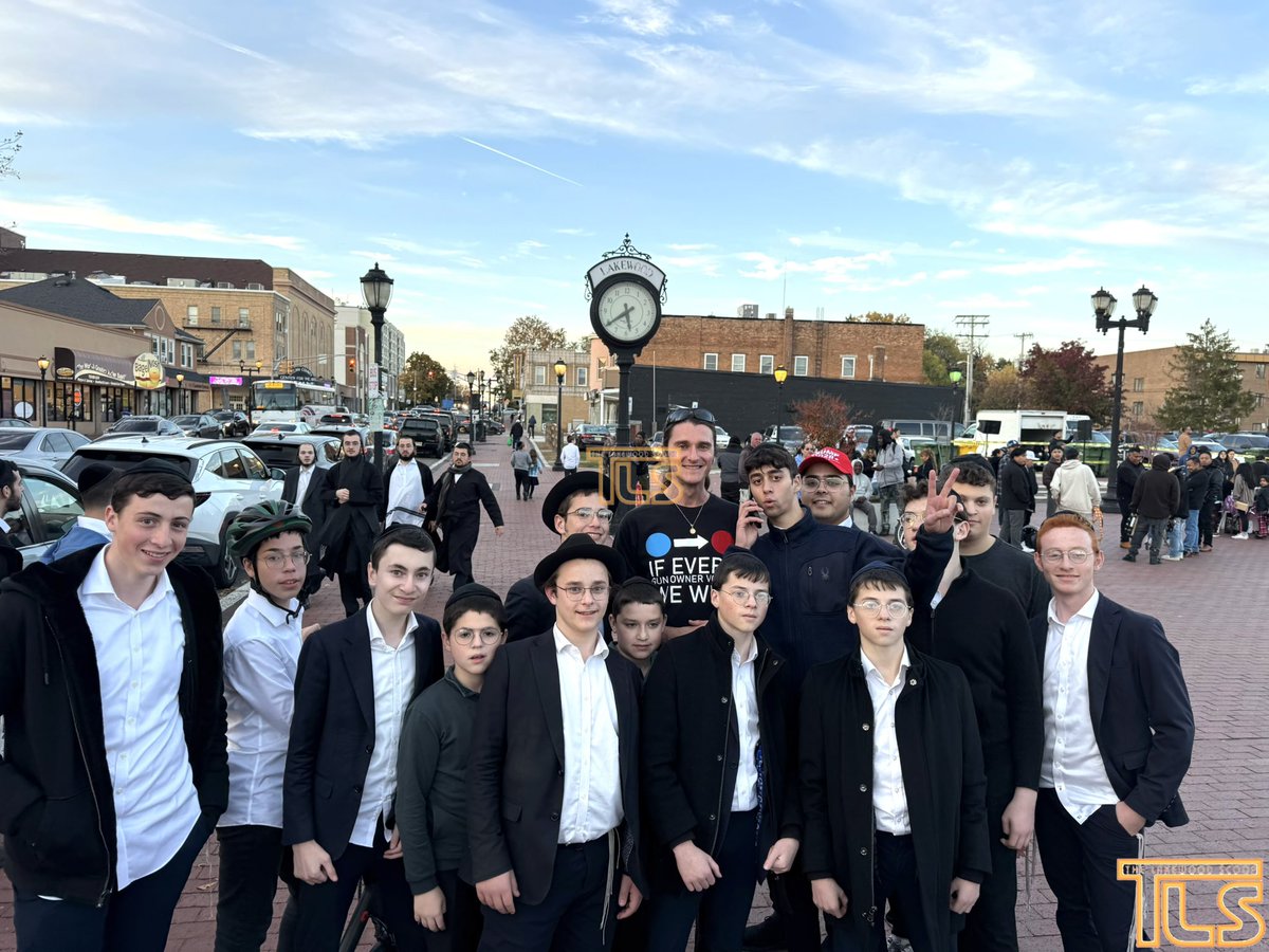LakewoodScoop's tweet image. HAPPENING NOW: @ScottPresler meeting with voters and fans in Downtown Lakewood, NJ, rallying for Jack Ciattarelli for Governor
