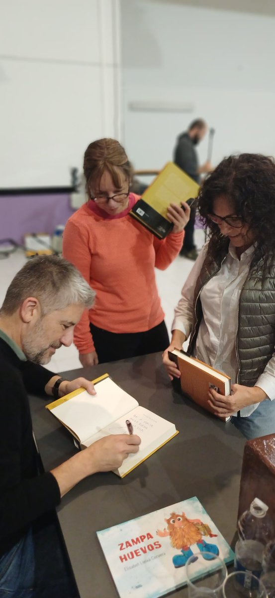 MerceEspuny's tweet image. Gràcies, @ToniCruanyes per la signatura de llibres i per totes les explicacions que ens vas fer ahir