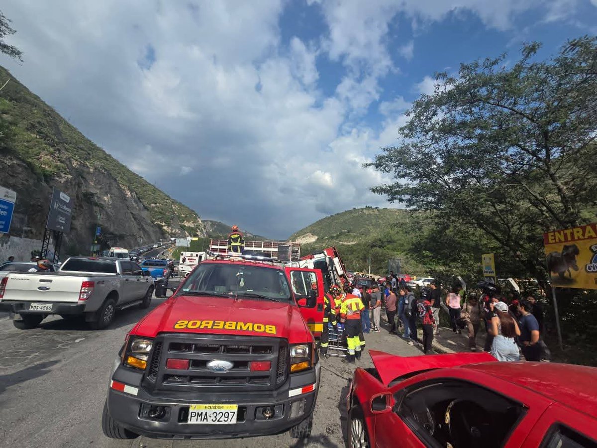 GuidoCalderonEC's tweet photo. 🔴Camión que transportaba cerdos se accidentó y cayó sobre un automóvil, en el puente de #ElPisque, vía #Guayllabamba - #Tabacundo, entrada a #Malchinguí, provincia de #Pichincha. Hay varias personas heridas. https://t.co/7VgmabQbZi