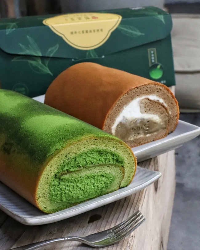 #Matcha and #Houjicha Roll Cakes — almost too beautiful to eat … almost 😋. Who knew dessert could look this good and taste even better? 😉 (📸: @ bagelastyle_matcha)

Craving the rich, captivating taste of matcha or houjicha? 🌿 Head to 👉 bit.ly/houjichapowder to learn more