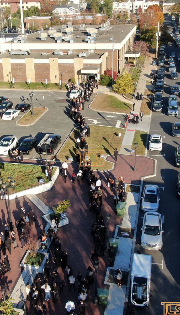 RealMarkKennedy's tweet image. Aerial photos from Lakewood, NJ show massive lines at polling stations in the Orthodox Jewish neighborhood — a key stronghold for Jack Ciattarelli. Stay in line — polls close at 6 PM.

📷 @LakewoodScoop