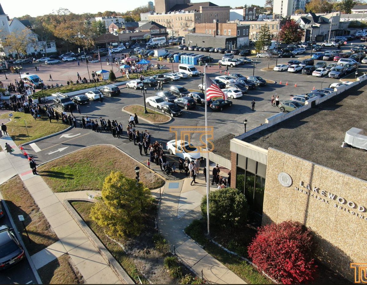 RealMarkKennedy's tweet image. Aerial photos from Lakewood, NJ show massive lines at polling stations in the Orthodox Jewish neighborhood — a key stronghold for Jack Ciattarelli. Stay in line — polls close at 6 PM.

📷 @LakewoodScoop