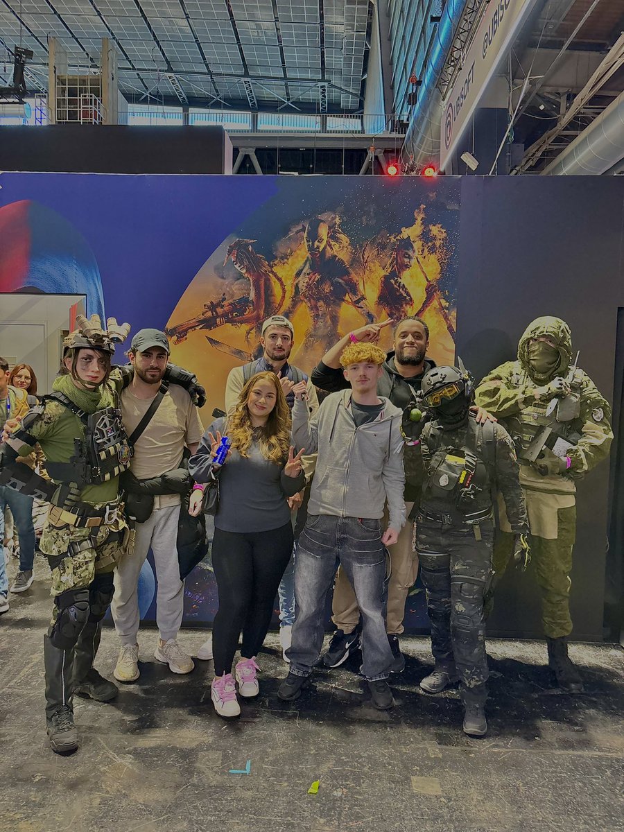 AFitiaaa's tweet image. Un moment que je n’oublierai jamais 🐋, encore un énorme merci à @Rainbow6FR et @UbisoftFR pour cette expérience incroyable à la #PGW2025 

Trop contente d’avoir pu vous rencontrer 🫰🏻
@EagleBzz @Stxrfyto @GameAnge @Nomeriis @Ant1R6S @Draaxi_