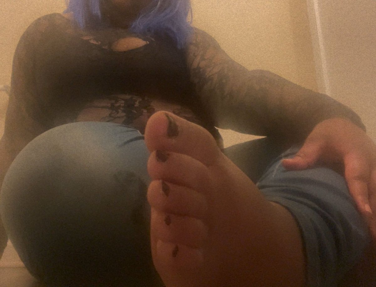 Pretty face + pretty black toes= perfect gf