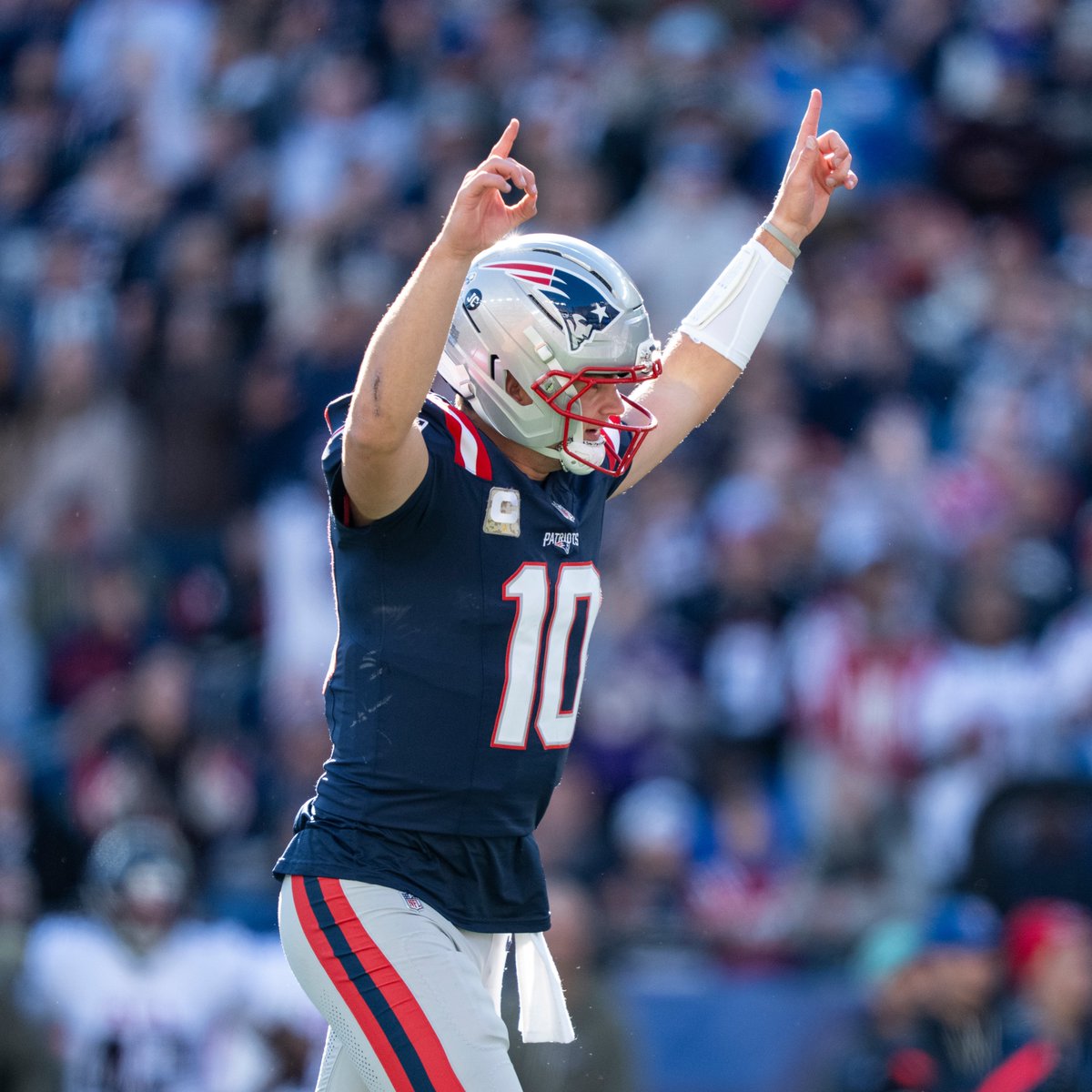 NFLPlus's tweet image. Drake Maye has had 200+ pass yards &amp;amp; a 100+ passer rating in 8 straight games (T-longest such streak in NFL history by any QB 23 or younger) 📈

@Patriots | #NEPats