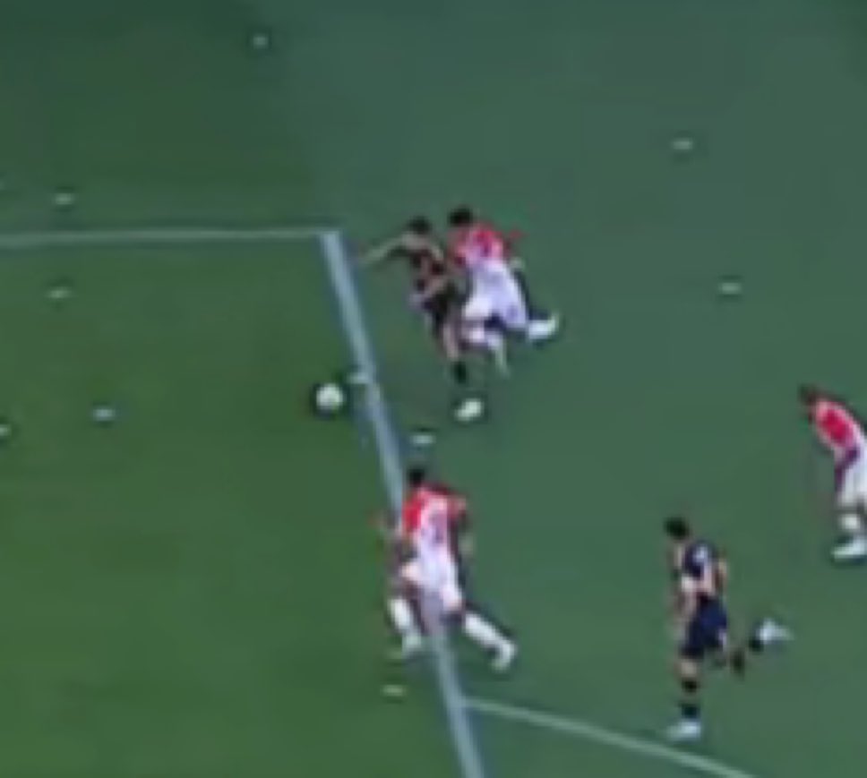 No muestran claro si es afuera o adentro el penal en el último minuto; no pasan de nuevo la patada de Costa a Carrillo; no pasan la presunta mano de Blanco en su área antes del penal. Las transmisiones son todas iguales y para el mismo lado. Ante la duda a River lo revisan 100