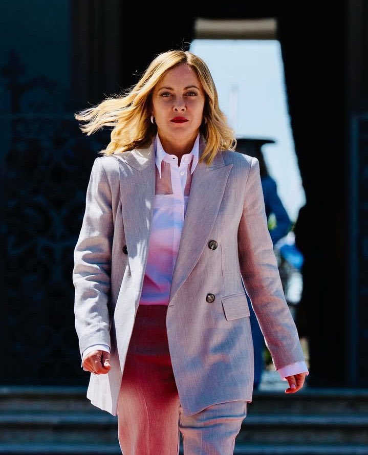 eduardomenoni's tweet image. 🚨🇮🇹| Giorgia Meloni: &quot;Si te ofende el crucifijo, no es aquí donde debes vivir, el mundo es muy grande y está lleno de naciones islámicas donde no verás un crucifijo porque los cristianos son perseguidos y las iglesias arrasadas. Aquí lo defendemos: Dios, Patria y Familia&quot;.