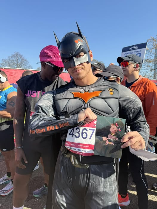 VividProwess's tweet photo. This man ran the entire NYC Marathon, 26.2 miles, in a full Batman suit to honor Shiri, Kfir, and Ariel Bibas, whose favorite superhero was Batman. 🧡

You're incredible, @jewfitnesscoach 🙏 https://t.co/49hhTkBDe9