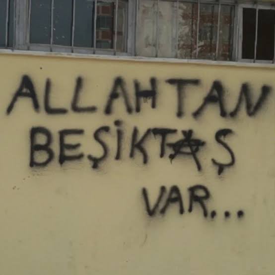 SANA, SENİ ÇOK SEVDİĞİMİZDEN KIZIYORUZ,ÜZÜLÜYORUZ. SEN HEP İYİ OL İSTİYORUZ. ARKANDA CEFAKAR TARAFTAR VAR.MÜCADELE HIRS AZİM GÖRMEK İSTİYOR TARAFTAR YOKSA YEMİŞİZ ŞAMPİYONLUKLARI. KENDİNİZE GELİN,SİYAHINI YAŞATTIĞINIZ BEYAZINI DA YAŞATIN BU TARAFTARA <a href="/Besiktas/">Beşiktaş JK</a>