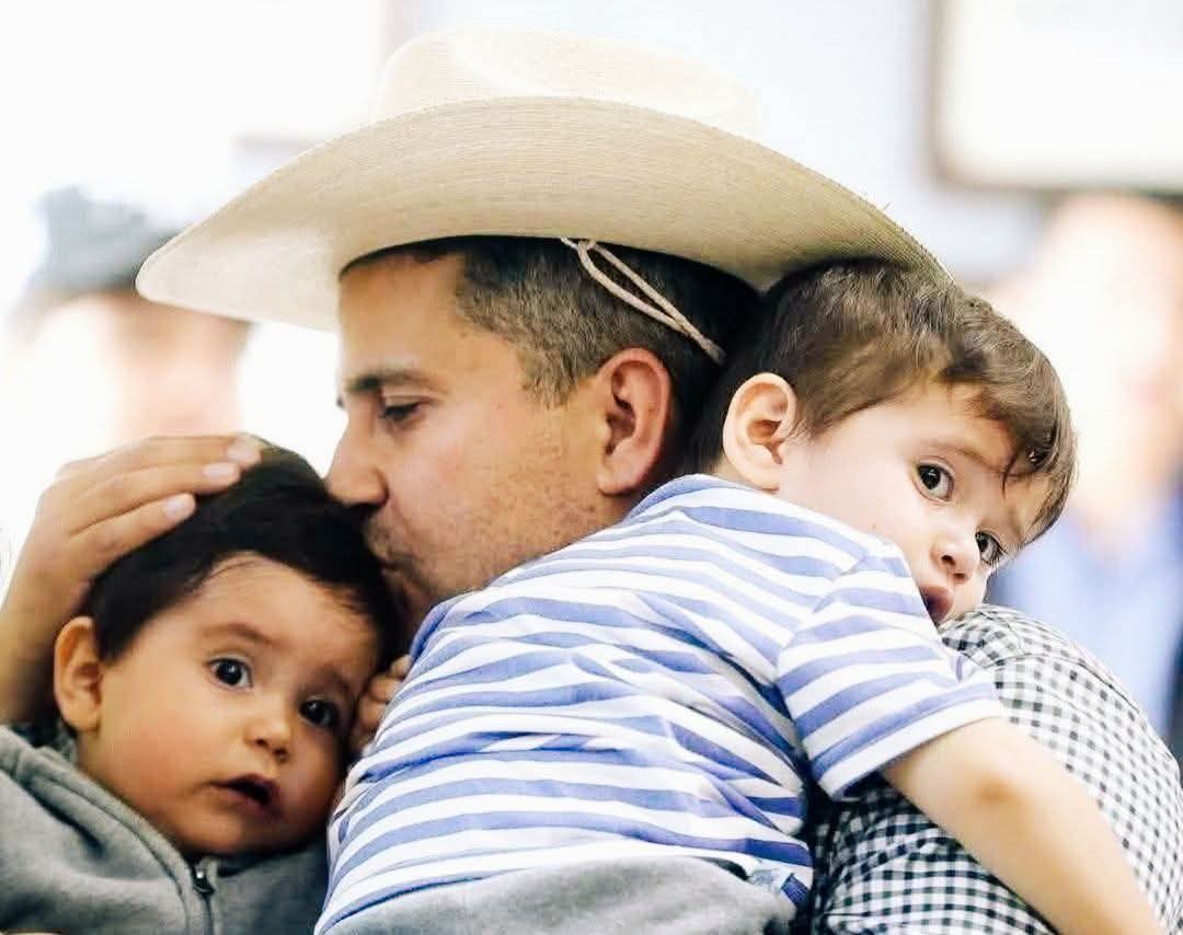 Que les vas a decir #ClaudiaSheinbaum a esas miradas que jamás volverán a ver a su papá ?
Que no quisiste ayudarlo?
Que dejaste que lo matarán?
Que tú dejas que ellos operen con total impunidad?
#MexicoDeLuto 
#Michoacán