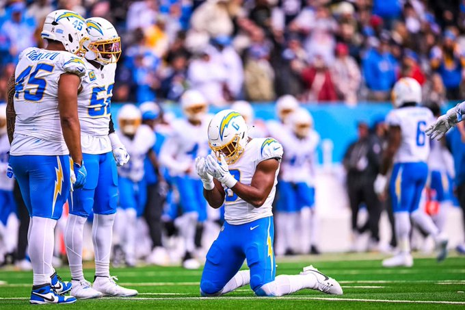 Chargers LB Daiyan Henley today:
9 tackles
1 sack
1 TFL
1 PBU

With a heavy heart, he grinded out in a way today like no one else could.

Prayers to him and his family-we as a fanbase should lift him up too.💙