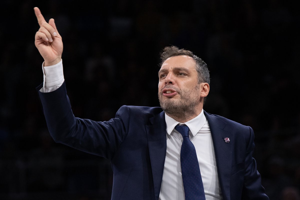 Frente a gigantes, carácter.
Frente a pronósticos, corazón.
Frente a todo, nuestra gente.

SOMOS BASKONIA