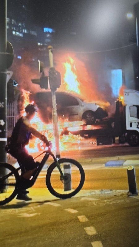 توی تل‌آویو یه ماشین سر تقاطع شالوم یهویی ترکیده!

ما که نمیدونیم
ولی کار هرکی بود دستش درد نکنه :)