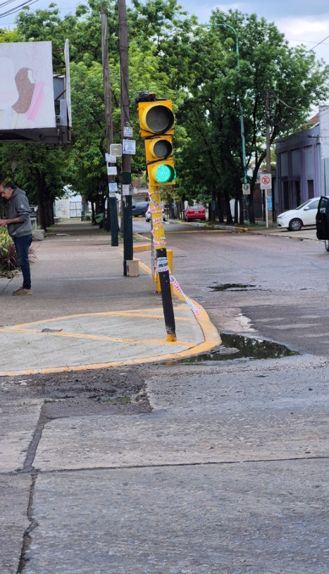 Se rompió el semáforo de 25 de mayo y Av. Calle Real. ¿Qué hizo la municipalidad? Lo ató con un cable negro🤦. Si hay miseria, que no se note...