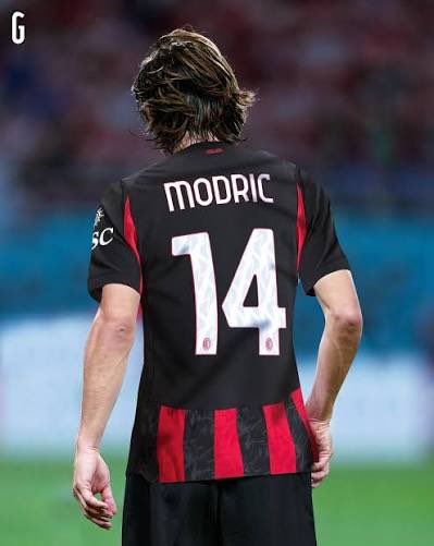 EpicureoUgo85's tweet image. ⚽️ #Modric, che con la sua tecnica sopraffina potrebbe tranquillamente forzare ogni giocata, sceglie invece la via dell’essenziale: gesti semplici, puliti, sempre efficaci. 

#Leao, che sembra eccellere solo nell’arte di pubblicare stories su Instagram, si ostina a cercare la…