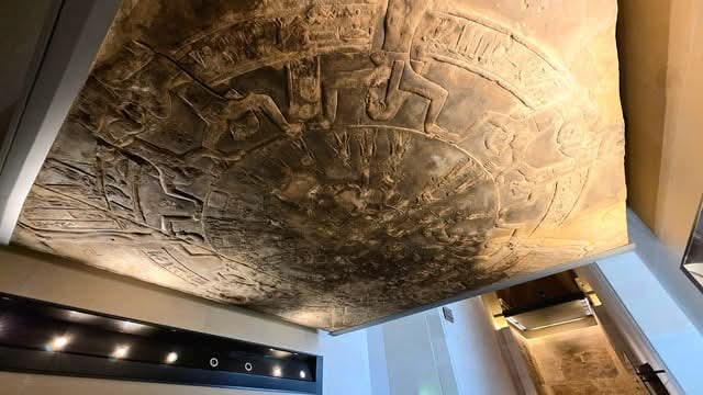 محمد امير يكتب : 

ناس كتير متعرفش ان سقف حجري كامل خاص بمعبد دندرة متاخد مننا ويعتبر من اهم القطع الاثرية في متحف اللوفر بباريس. 

السقف هو سقف معبد حتحور في دندرة تحديدا في المصلى الخاص بأوزوريس، عبارة عن خريطة نجمية لشكل السما وبرجين الثور والميزان وقتها، لوحة فلكية نادرة جدا