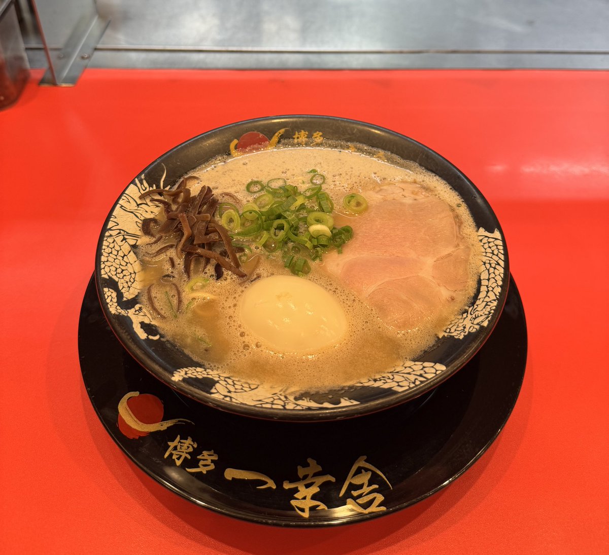 タスク8 締めのラーメン🍜✅

#チームWADA
#副代表寄り道日本旅
#腹黒先生のおススメ
#食券が現金しかダメなので若干困る
#バリカタでオーダーするのが結局ちょうど良いのだと学んだ
#泡系スープってこゆこと？
#水サーバーマシンは
#めっちゃぬるい水
#ヌル！
#ラーメンは美味しゅうございました