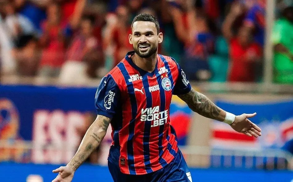 canalbarabahea's tweet photo. Bahia 2x1 RB Bragantino:
- que triunfaço! 
- um Bahia que não começou bem, ficando encaixotado na forte marcação do adversário;
- o jogo estava franco, até que o RB aproveitou uma falha na saída de bola e abriu o placar;
- a partir daí, o adversário quis sentar no placar e travar o jogo, com a ajuda do árbitro Marcelo de Lima Rezende;
- mas eles não contavam com as mudanças: e o banco de reservas do Bahia mudou o jogo;
- Erick Michel e Cauly deram uma outra dinâmica ao Bahia;
- e sim: empate e virada em excelentes jogadas do Bahia, envolvendo o RB com intensidade e muito repertório técnico;
- destaque para David Duarte, Ronaldo, Erick, Cauly, Everton Ribeiro, Pulga e Willian José;
- pelo 2 Tempo, o Bahia merecia vencer;
- e hoje foi um triunfo de virada com o selo Libertadores 2026! 
- é aquilo: o Bahia é um eterno gol de Raudinei, com uma virada empunhada pela Nação! 
- vamos! 

#AVer #BaraBahea @ecbahia