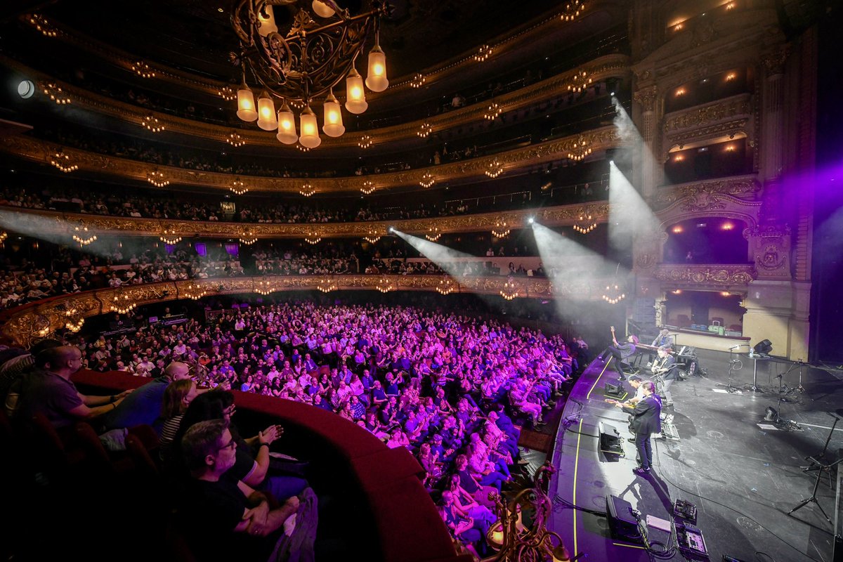 los_secretos's tweet photo. Noche mágica en el Liceu!
Gràcies Barcelona!!

📷 @marta_pich https://t.co/plJDOYx7UT