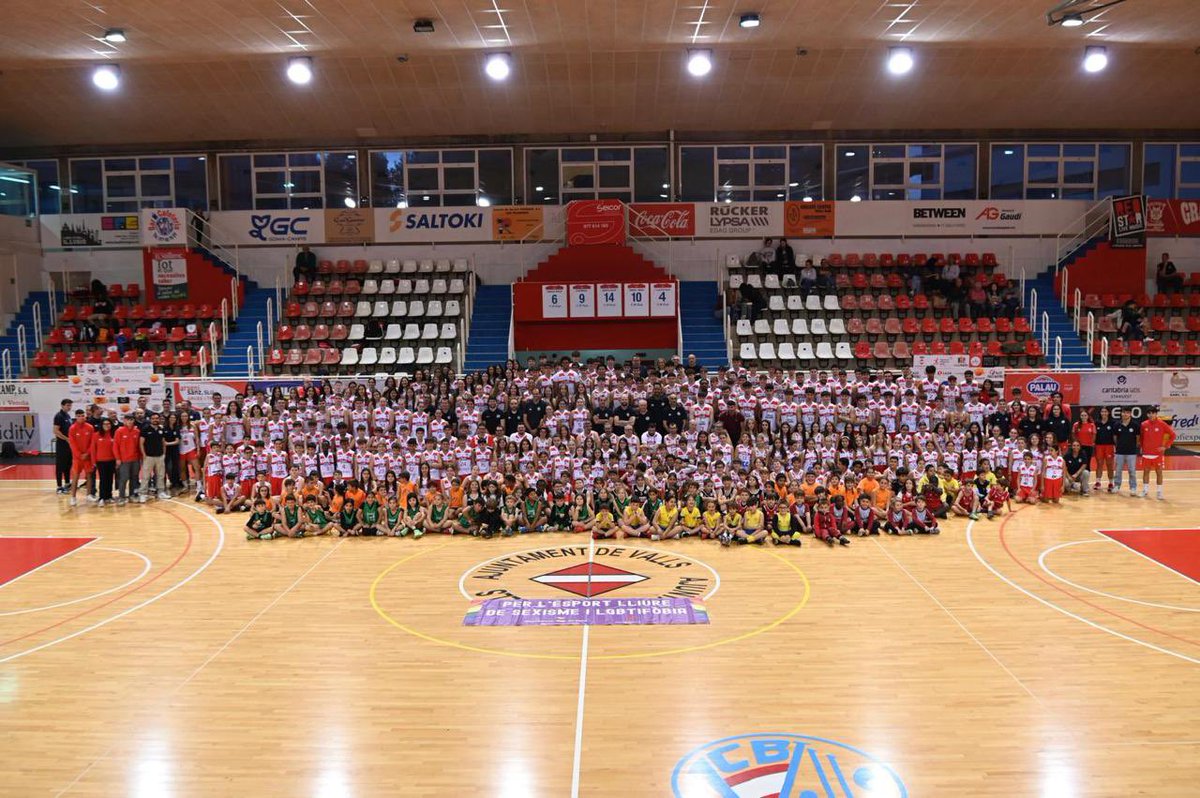 CBValls's tweet photo. 🔴⚪️𝐏𝐑𝐄𝐒𝐄𝐍𝐓𝐀𝐂𝐈𝐎́ 𝐄𝐐𝐔𝐈𝐏𝐒 𝐂𝐁 𝐕𝐀𝐋𝐋𝐒 𝟐𝟓/𝟐𝟔

Aquesta tarda hem presentat els nostres 42 equips.

Moltes gràcies a tots i totes els que heu omplert el Joana Ballart.

#ForçaValls 🔴⚪️ https://t.co/TclKWE5WEG