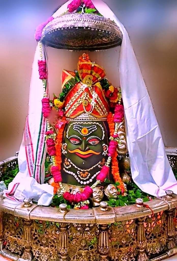 जहाँ हर सांस में महाकाल बसते हैं
वहाँ डर किस बात का
ये उज्जैन है, यहाँ मौत भी आने से पहले
 अनुमति मांगती है !!

#जय_श्री_महाकाल🚩🙏
#हर_हर_महादेव 🚩🙏