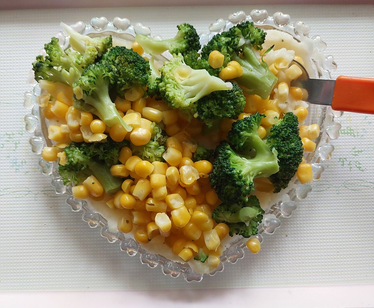 my lunch was FIRE today 😋😋 mashed potatoes under the broccoli&amp;corn