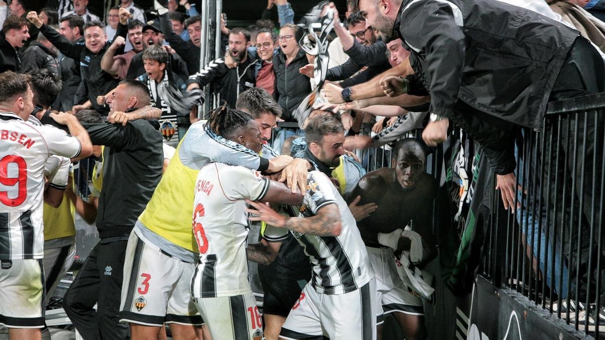 😯El CD Castellón llevaba casi un mes sin anotar un gol.

En el minuto 91' perdía 0-1 y decide terminar la sequía goleadora en los últimos 6 minutos del encuentro con remontada incluida (2-1 min 98').

INCREIBLE