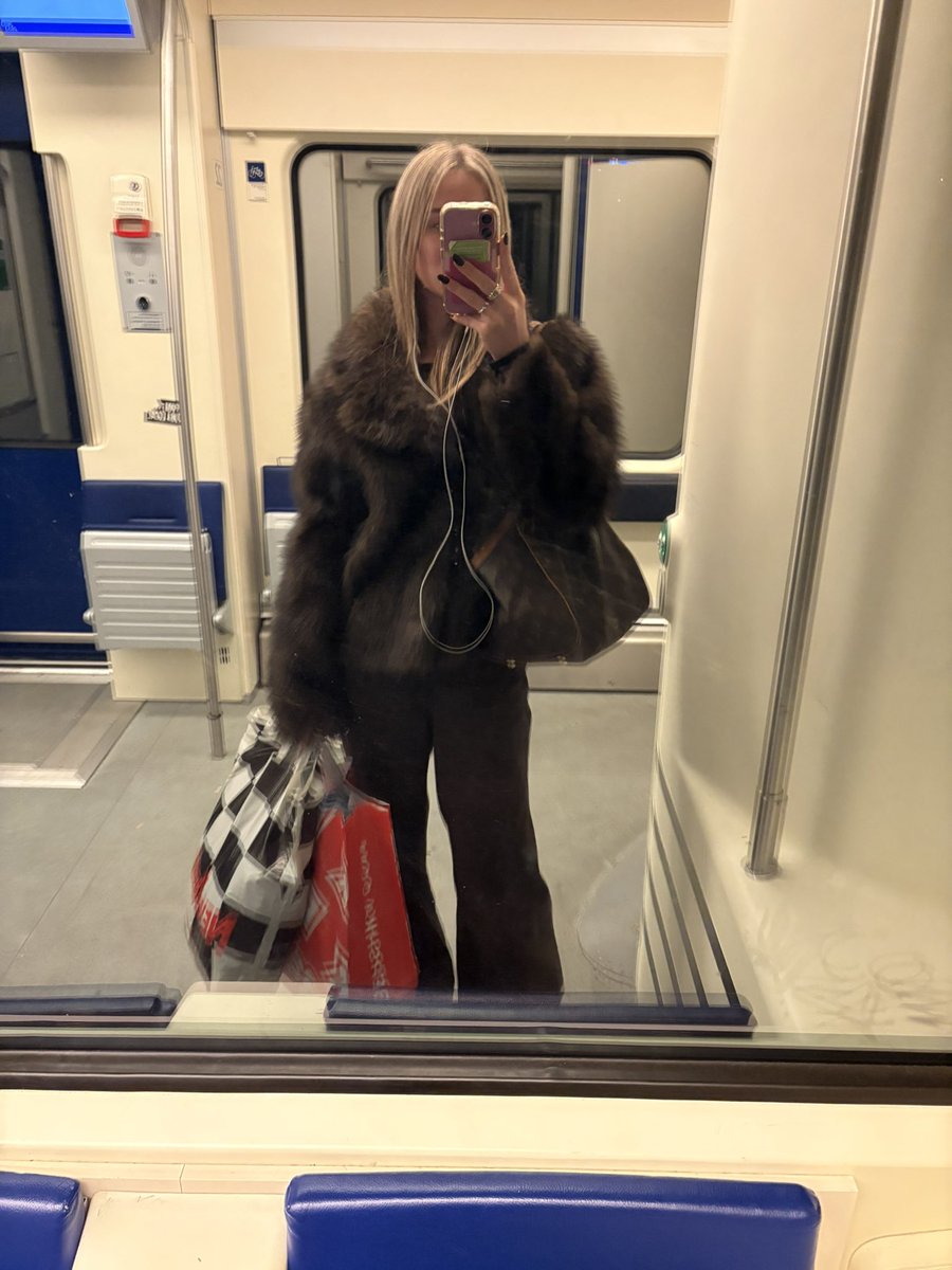 Goddessmolly__'s tweet image. So excited for New York!! As soon as I arrive my feet, errand and taxi subs are desperately waiting to serve me. 🗽🇺🇸

Lets see if nyc has some good findom slaves