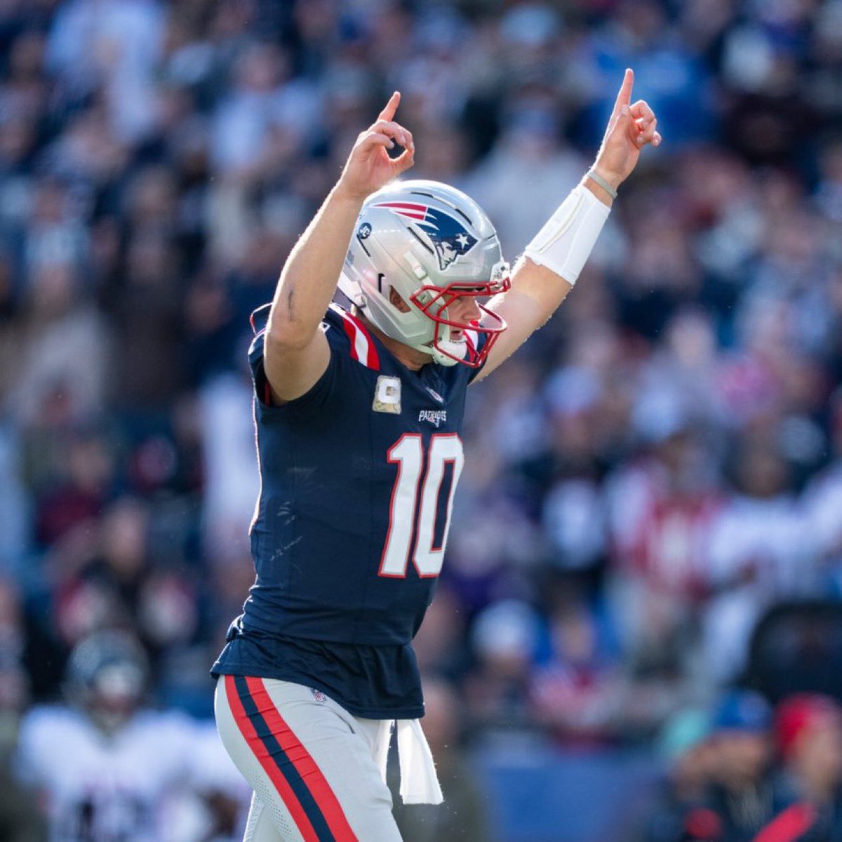 HISTORY: #Patriots QB Drake Maye has the longest streak in #NFL history with 200+ passing yards &amp; 100+ passer rating in 8 straight games by a quarterback 23 years old or younger.

🤯🤯🤯

DRAKE MAYE. MVP.