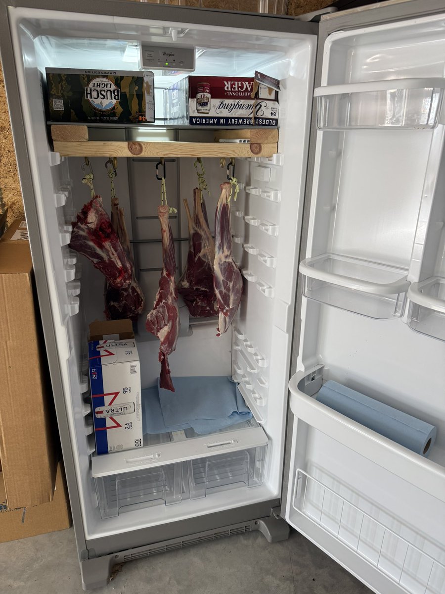 masterhunterc's tweet image. Beer/deer fridge is a real thing! Now to let my doe quarters age 21 days or so! #deerhunter #archerydeer #huntingishistory