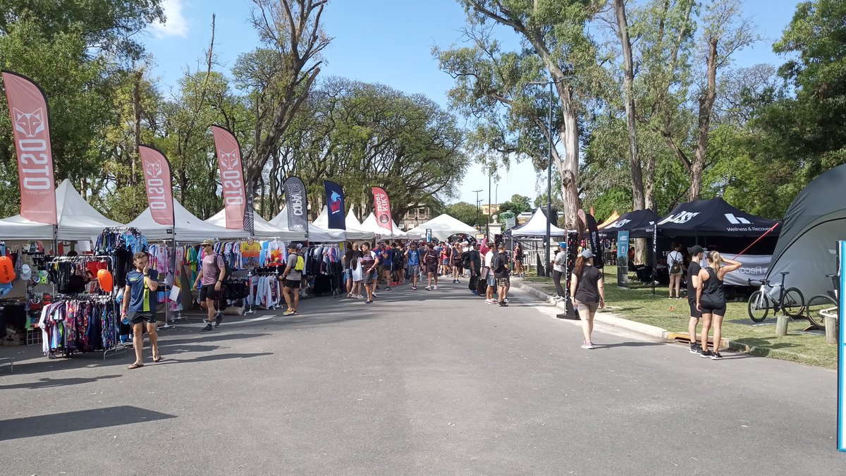 arqueoschein's tweet photo. @jorgemacri Lástima que no sólo no sacaron sino que instalaron en el espacio público al evento Ironman, privado y por el que se cobra. Vallaron y llenaron de manteros el parque Regatas sustrayendo lo que es público y gratuito a los vecinos. Parece que hay apropiadores y apropiadores https://t.co/bA7iZMD6zo
