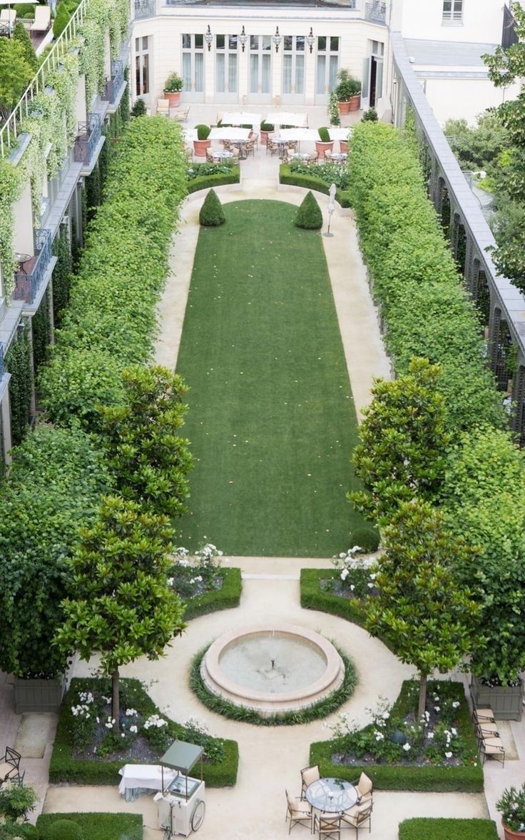 I believe in internal courtyards. I don't mind huge houses, and I don't care which courtyard style, just put your yard inside your house. It makes for much better urbanism.
