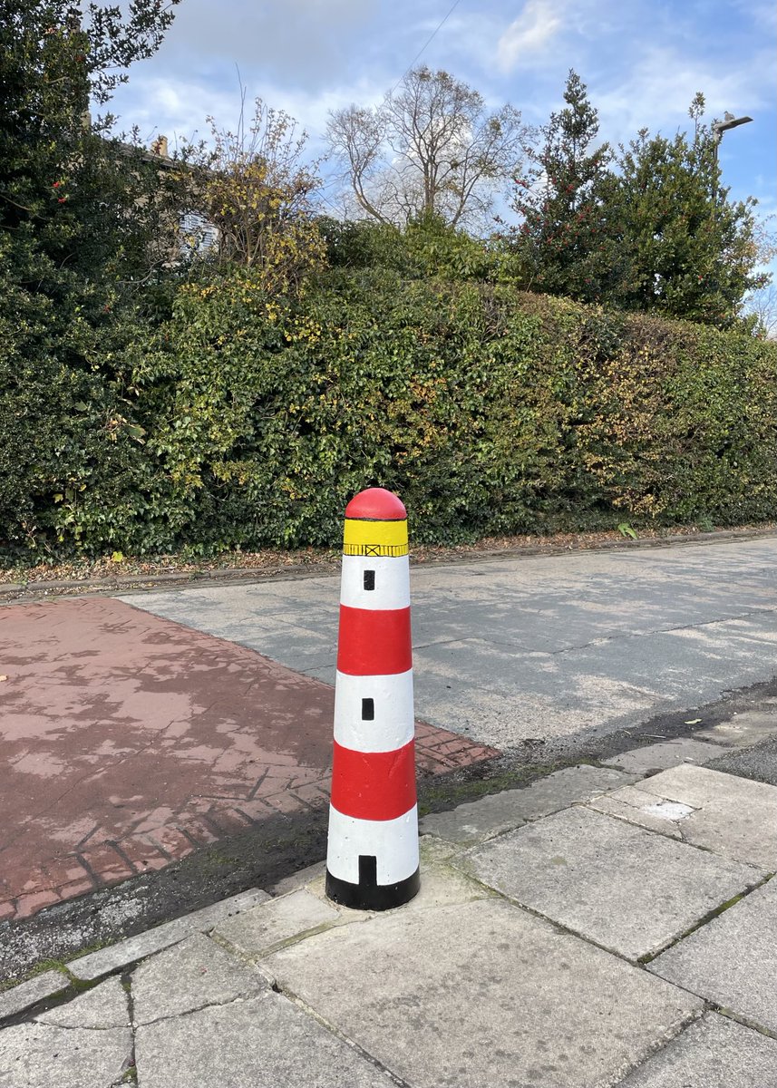 ca_spaces's tweet image. A rogue grey bollard causing problems so we set about making it a bit more noticeable and Chapel Allerton a little less grey #chapelallerton #community