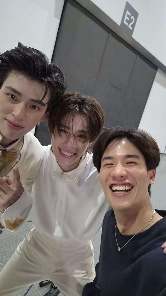 ผ่านมากี่ปีไม่รู้ แต่จากเด็กน้อยทรงไอทีชุดหมีที่ขึัน YIloveyou ด้วยกัน กับเด็กหนุ่มซื่อๆทีมออฟจุมลูกมือทำครัวในเซฟเฮาส์วันนั้น วันนี้โคตรหล่อ เท่ มีเสน่ห์ทั้งร้องเต้นเอนเตอร์เทน อยู่บนเวทีเป็นวันที่สามแล้ว เก่งมากๆนะ PP ภูมิใจแทน 🧡🤍
#PondPhuwinFanconD3