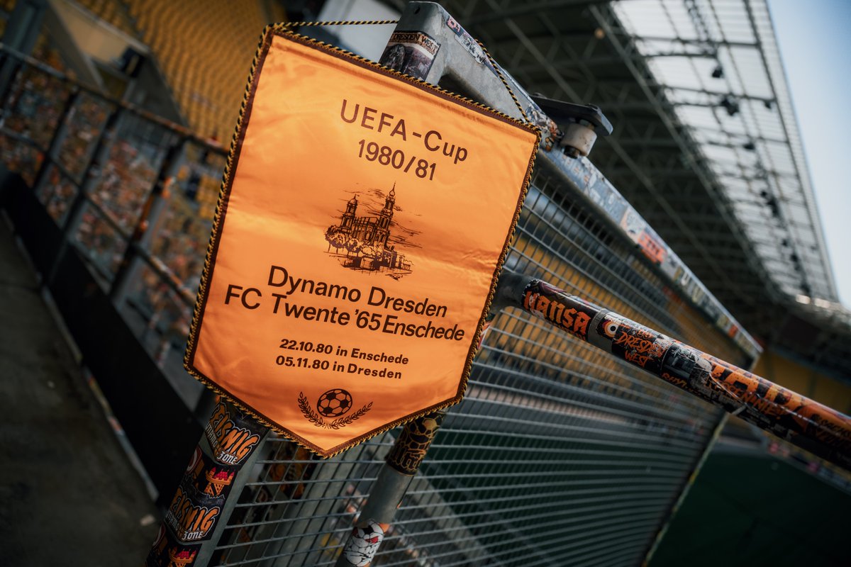 Vor 45 Jahren trafen wir im UEFA-Cup auf den FC Twente Enschede. Daran erinnert ein Übergabewimpel vom Spiel. 🚩 Was Pulsnitz damit zu tun hat und wie die Partien ausgingen erfahrt Ihr im „Dräumchen des Monats“ vom November 2025. 💭 👉sgd-1953.de/66272300 #sgd1953