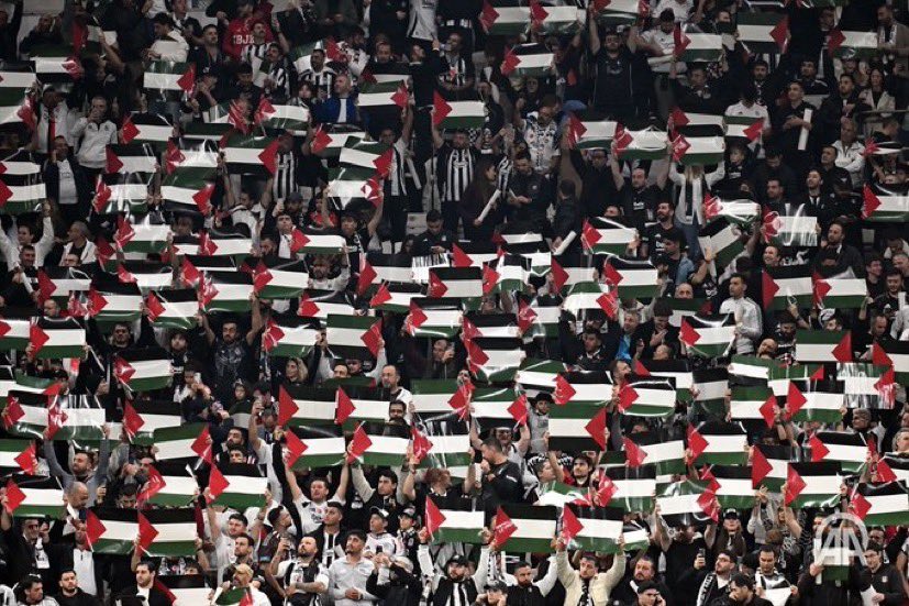 Beşiktaş tribünlerinden Filistin'e destek:

#BJKvFB