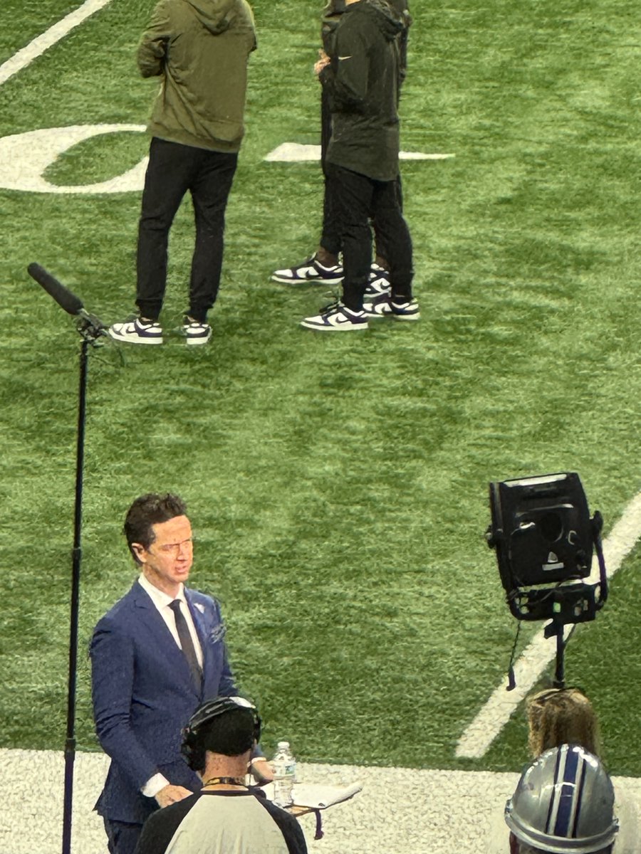 ⁦<a href="/TomPelissero/">Tom Pelissero</a>⁩ Ties a little crooked :)⁦<a href="/fordfield/">Ford Field</a>⁩ ⁦<a href="/Lions/">Detroit Lions</a>⁩