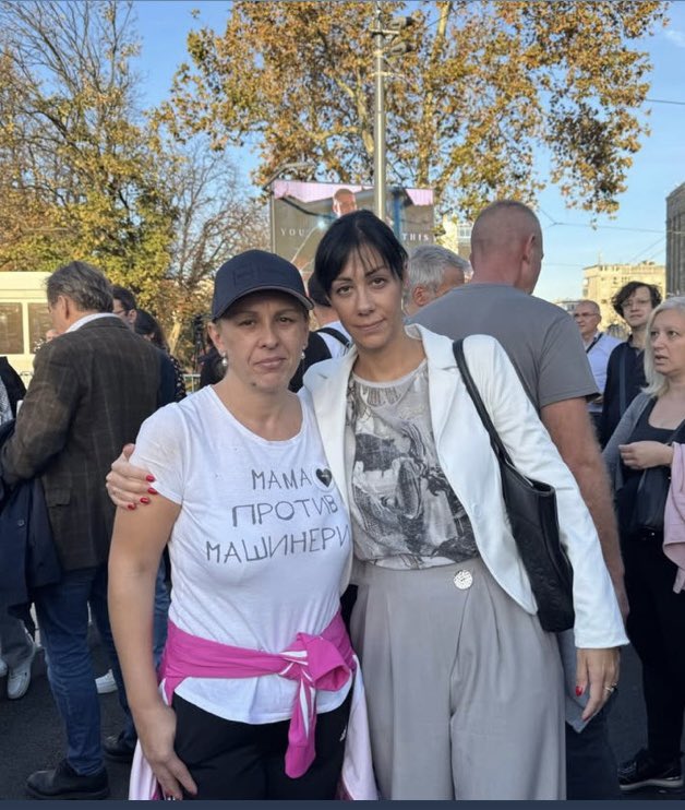 Godinu dana ćutanja vlasti — mi ne ćutimo.
Zajedno stojimo, rame uz rame, za istinu i pravdu.
Ljubav i solidarnost sa Dijanom Hrkom, u njenoj borbi za dostojanstvo i istinu.

"Budi heroj" je uz majku heroinu.
#svikaojedan