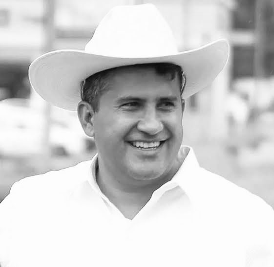 SoyBonillaMarco's tweet image. El asesinato de Carlos Manzo, alcalde de Uruapan, no es un hecho aislado. Es el reflejo de un país que se va hundiendo en la normalización de la violencia y la impunidad. No podemos seguir viviendo en un estado fallido, donde levantar la voz cuesta la vida. Desde Chihuahua…