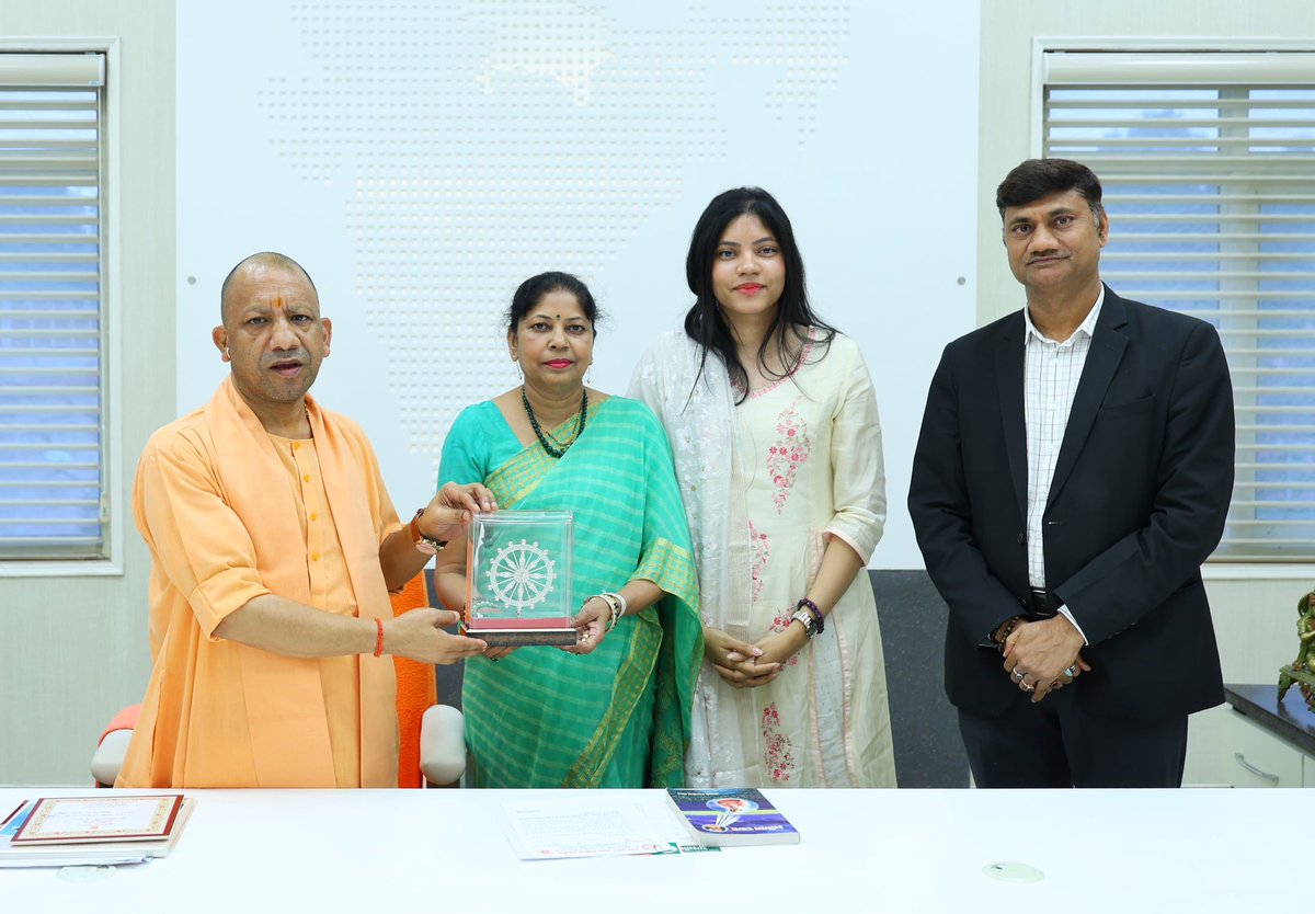 आज लखनऊ में 5 कालिदास मार्ग स्थित मुख्यमंत्री आवास पर उत्तर प्रदेश के माननीय मुख्यमंत्री श्री <a href="/myogiadityanath/">Yogi Adityanath</a> जी से सपरिवार सौजन्य भेंट की।