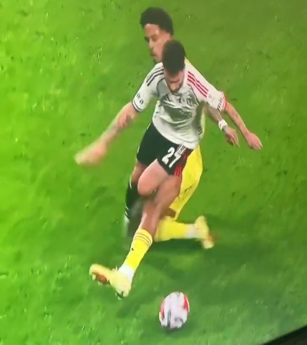 Oosterwolde atağa çıkan bjk takımını sert faulle durdurdu ama hakem uyardı. Soran olursa Galatasaray kullanıyor dersiniz. Net sarı kart bu pozisyon net

#BJKvFB