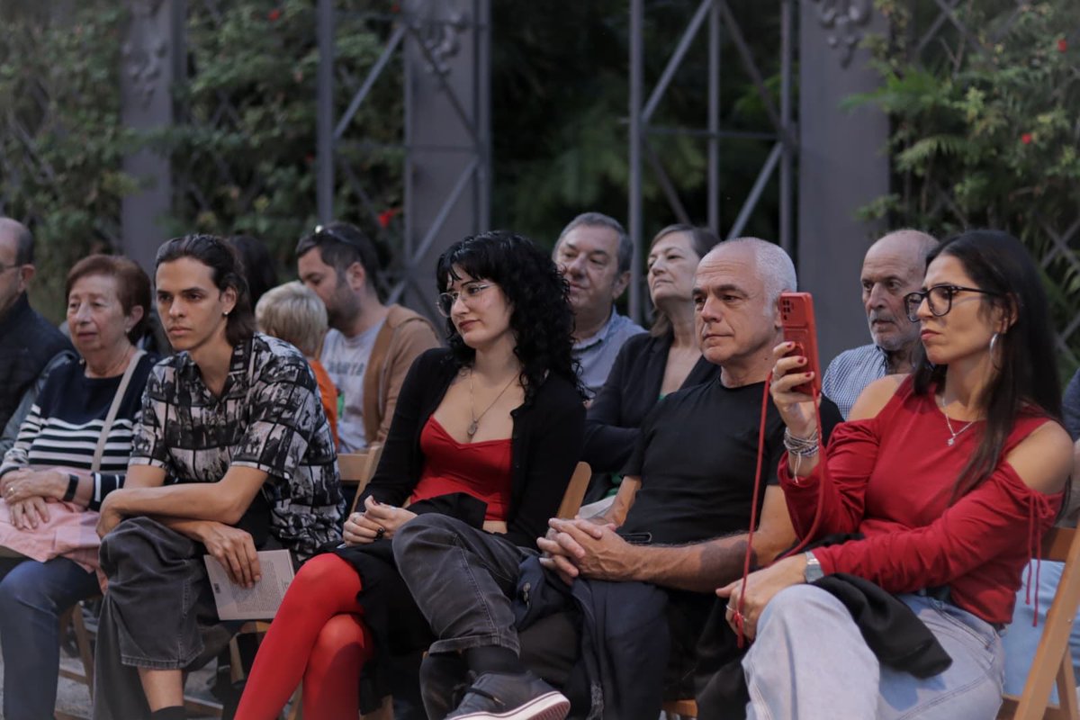 Amb Cada puntada, un mot, Vicenta Llorca i Rosa Roig han teixit un diàleg de memòria, llengua i emoció.
Una presentació que ha reivindicat la força de les dones que cusen històries i la bellesa de la paraula feta fil✨

#VicentaLlorca #RosaRoig #CadaPuntadaUnMot #PlaçaDelLlibre