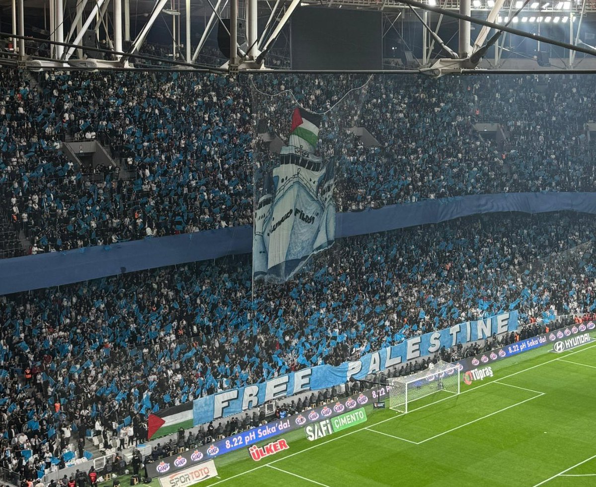 Beşiktaş tribünlerinden muhteşem bir koreografisi:
🇵🇸 "Free Palestine"

Helal olsun <a href="/Besiktas/">Beşiktaş JK</a> taraftarına, yürekten tebrikler!