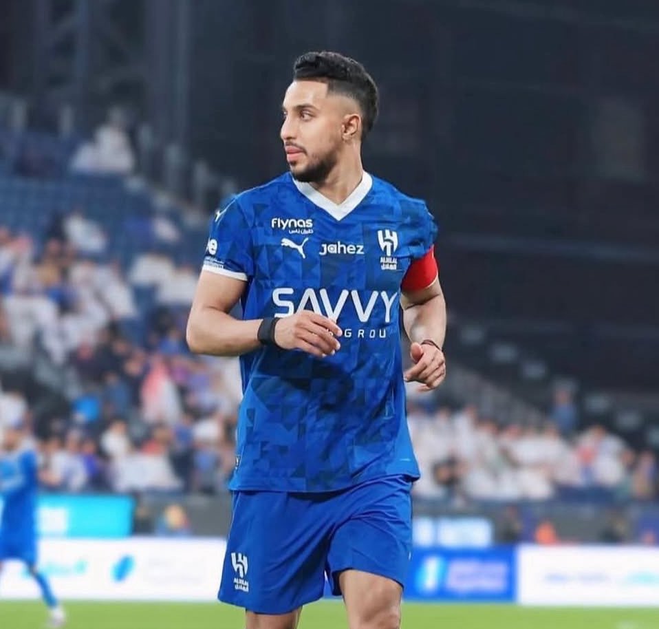 اسطورتهم مسيرته كلها            رونالدو موسمين فقط
  بالدوري 80 هدف                   بالدوري 82 هدف 😱