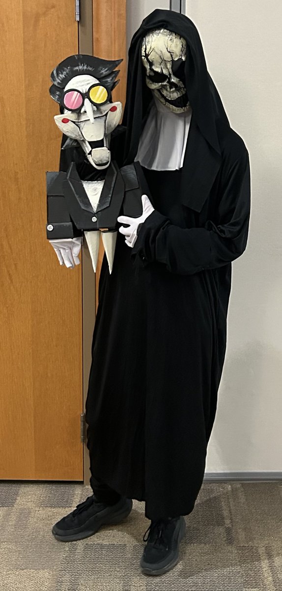 ThatSaladGal's tweet image. Here’s some clearer shots of my epic Spamton and Gaster Halloween costume!!  I even had a little friend inside me lol

#DELTARUNE #Halloween