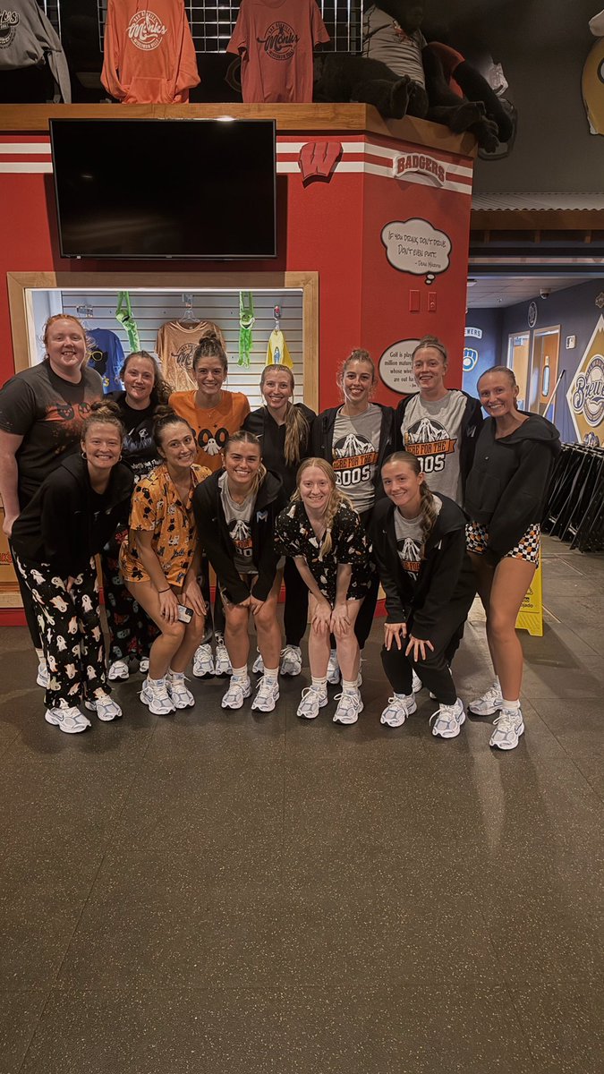 MidMichWbb's tweet image. Lady Lakers go 2-0 to start the season in the Wisconsin Dells! Awesome team trip! #JUCOPRODUCT #womensbasketball 
#ridethewave