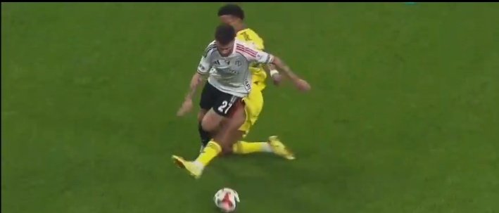 myoumerwe's tweet image. tamam verdin kart ama bişey sorcam gerçekten biri bana aradaki farkı söyleyebilir mi net gerizekalılık bu #BJKvFB