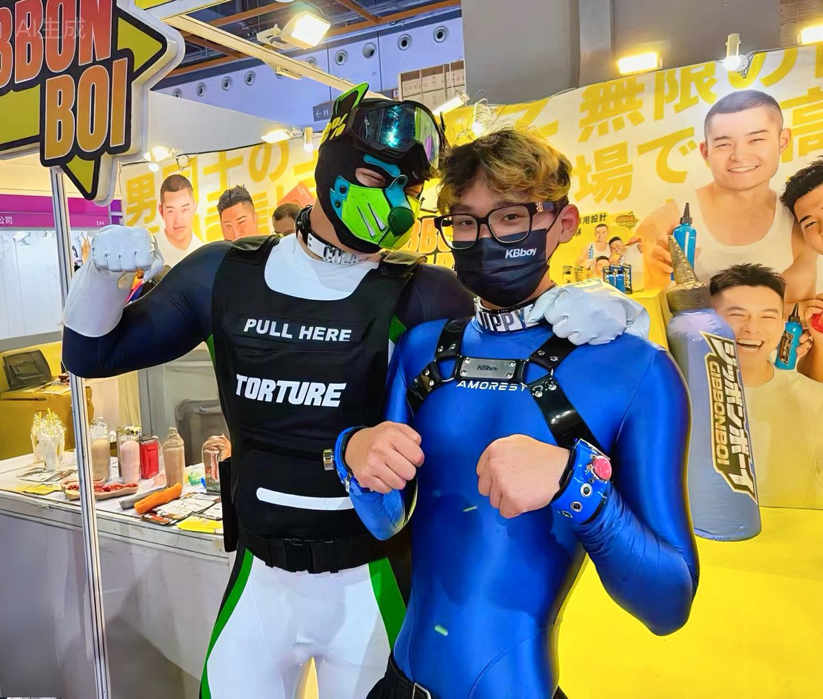 “公用乳胶犬已放置于<a href="/gibbonboi1/">GibbonBoi吉邦男子</a> 展台”您需要可以尝试使用体验：
伸缩后置肛塞
电击前置pa锁
挤压充气口球
牵引跟随乳钉
【注意事项⚠️】：如您听见轻微呜呜声请忽视，通知工作人员前来维修即可”