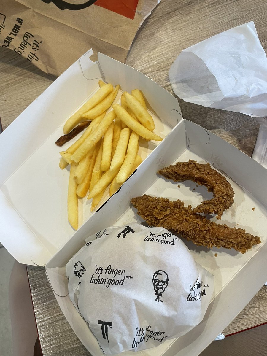 Nique1Tall's tweet image. What I ordered            vs  What I got 

@KFCSA my doll please 😕😕😕

Lately they don’t even give us tomato sauce and the spice. Yhoo hhay sana